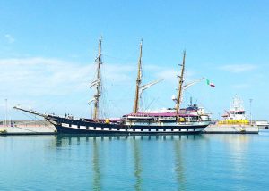 La_nave_palinuro_della_marina_