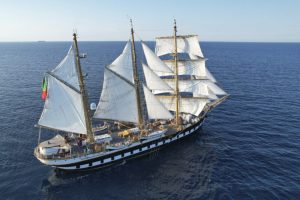 La_nave_palinuro_lascia_imperi