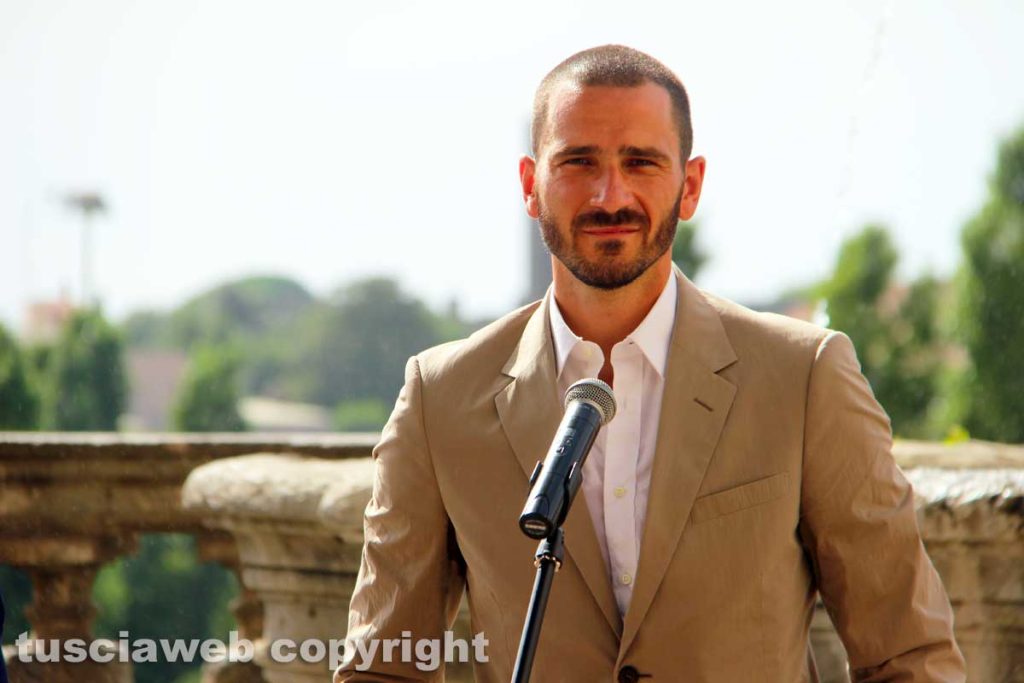 Leonardo_Bonucci_sostiene_la_r