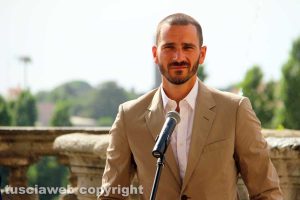 Leonardo_Bonucci_sostiene_la_r