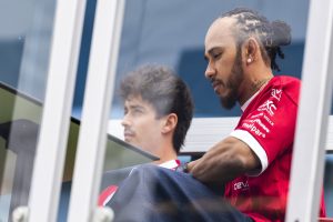 Lewis_hamilton_difende_fred_va