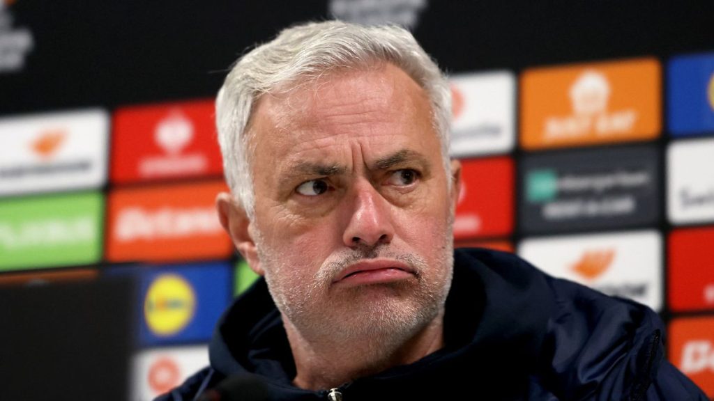 Mourinho_punta_su_vlahovic_del